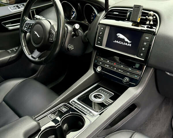 Серый Ягуар Ф-Пейс, объемом двигателя 3 л и пробегом 100 тыс. км за 23500 $, фото 39 на Automoto.ua