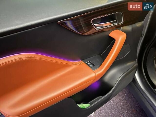 Серый Ягуар Ф-Пейс, объемом двигателя 2 л и пробегом 146 тыс. км за 22490 $, фото 13 на Automoto.ua