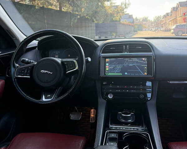 Серый Ягуар Ф-Пейс, объемом двигателя 2 л и пробегом 131 тыс. км за 27500 $, фото 17 на Automoto.ua