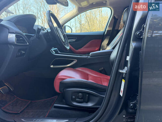 Серый Ягуар Ф-Пейс, объемом двигателя 2 л и пробегом 131 тыс. км за 27500 $, фото 14 на Automoto.ua