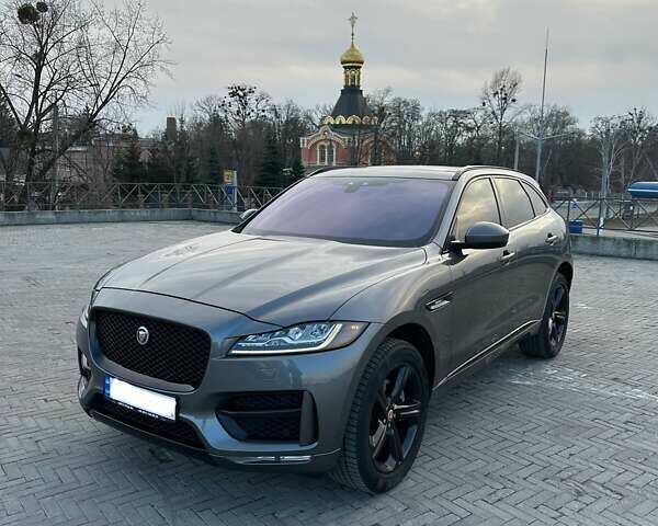 Серый Ягуар Ф-Пейс, объемом двигателя 3 л и пробегом 103 тыс. км за 21900 $, фото 1 на Automoto.ua