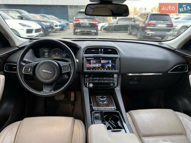 Серый Ягуар Ф-Пейс, объемом двигателя 2 л и пробегом 164 тыс. км за 25400 $, фото 8 на Automoto.ua