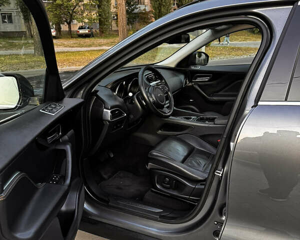 Сірий Ягуар Ф-Пейс, об'ємом двигуна 3 л та пробігом 151 тис. км за 27000 $, фото 45 на Automoto.ua