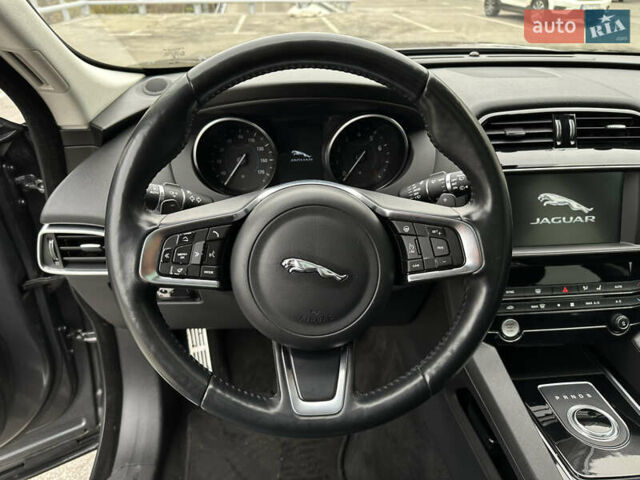Серый Ягуар Ф-Пейс, объемом двигателя 3 л и пробегом 109 тыс. км за 20990 $, фото 25 на Automoto.ua