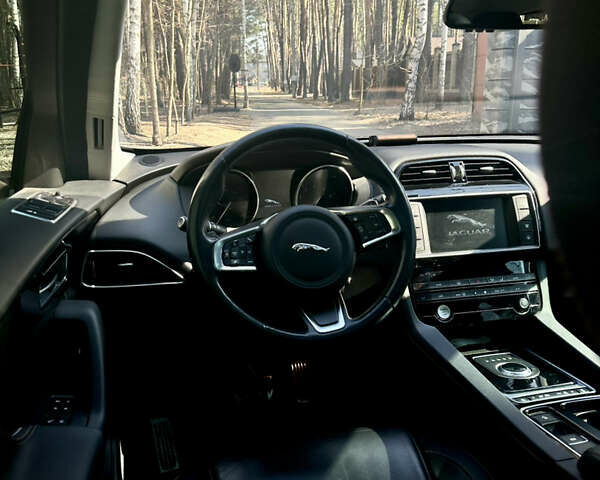 Серый Ягуар Ф-Пейс, объемом двигателя 3 л и пробегом 99 тыс. км за 28000 $, фото 9 на Automoto.ua