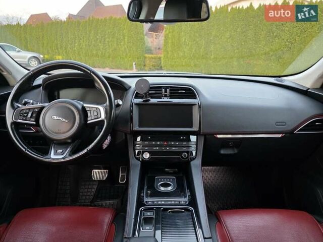 Серый Ягуар Ф-Пейс, объемом двигателя 2 л и пробегом 178 тыс. км за 22500 $, фото 28 на Automoto.ua