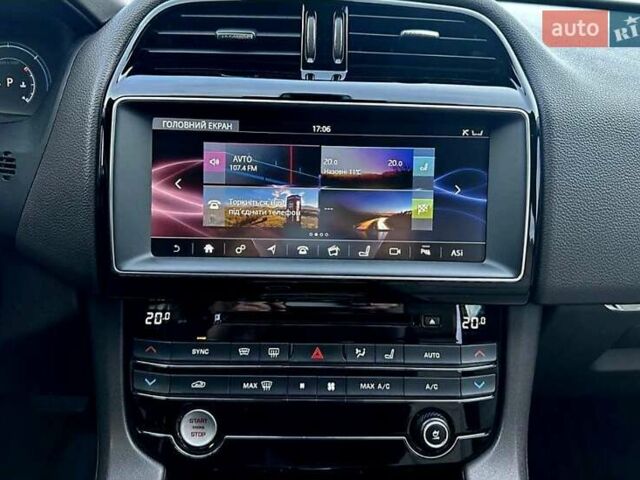 Серый Ягуар Ф-Пейс, объемом двигателя 2 л и пробегом 156 тыс. км за 26500 $, фото 3 на Automoto.ua