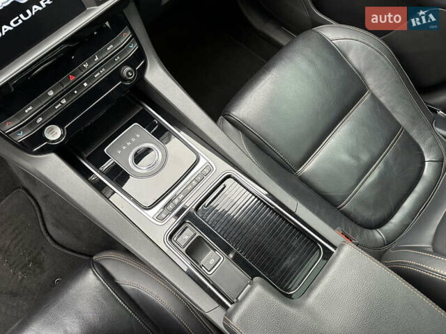 Серый Ягуар Ф-Пейс, объемом двигателя 3 л и пробегом 109 тыс. км за 20990 $, фото 34 на Automoto.ua