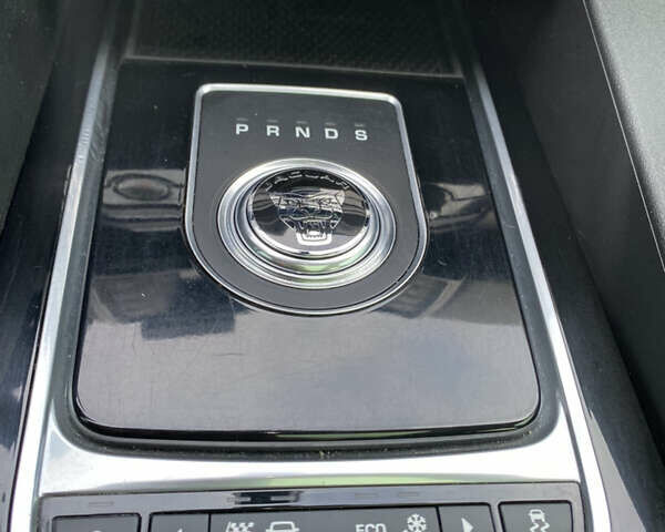 Сірий Ягуар Ф-Пейс, об'ємом двигуна 2 л та пробігом 171 тис. км за 17999 $, фото 42 на Automoto.ua