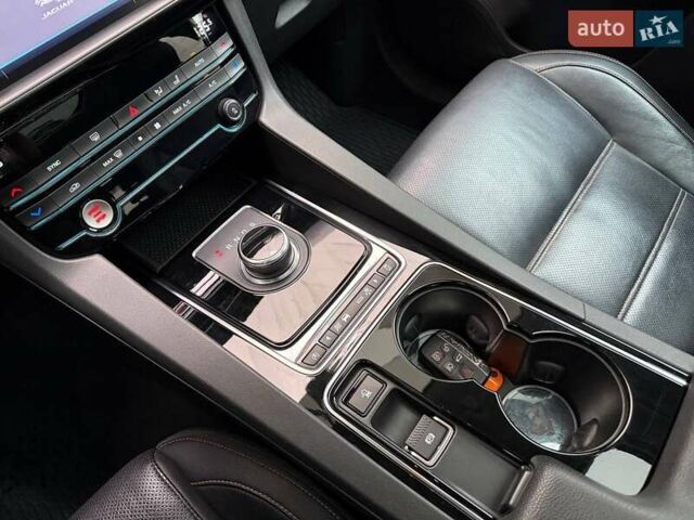 Сірий Ягуар Ф-Пейс, об'ємом двигуна 3 л та пробігом 147 тис. км за 22990 $, фото 26 на Automoto.ua