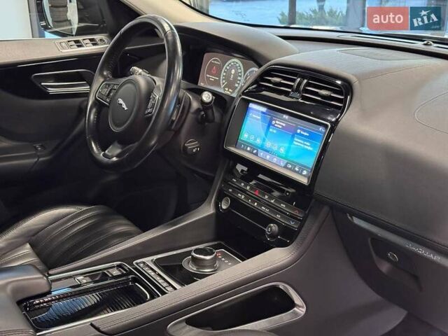Серый Ягуар Ф-Пейс, объемом двигателя 2.99 л и пробегом 161 тыс. км за 25990 $, фото 33 на Automoto.ua