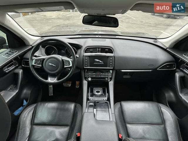 Серый Ягуар Ф-Пейс, объемом двигателя 3 л и пробегом 109 тыс. км за 20990 $, фото 22 на Automoto.ua