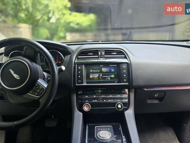 Серый Ягуар Ф-Пейс, объемом двигателя 2 л и пробегом 133 тыс. км за 21789 $, фото 3 на Automoto.ua