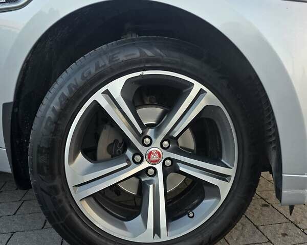 Серый Ягуар Ф-Пейс, объемом двигателя 2 л и пробегом 178 тыс. км за 22500 $, фото 12 на Automoto.ua