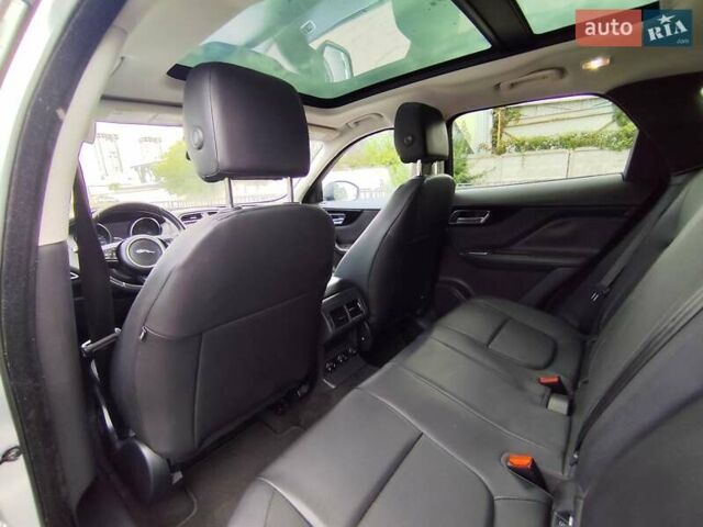 Сірий Ягуар Ф-Пейс, об'ємом двигуна 2 л та пробігом 133 тис. км за 18500 $, фото 22 на Automoto.ua