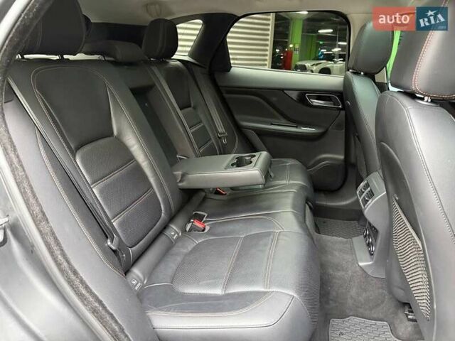 Сірий Ягуар Ф-Пейс, об'ємом двигуна 3 л та пробігом 147 тис. км за 22990 $, фото 13 на Automoto.ua