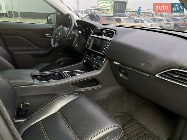 Сірий Ягуар Ф-Пейс, об'ємом двигуна 2 л та пробігом 171 тис. км за 17999 $, фото 39 на Automoto.ua