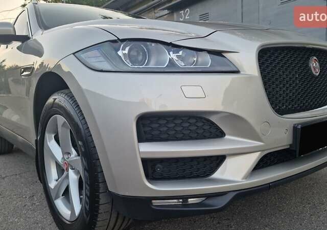 Серый Ягуар Ф-Пейс, объемом двигателя 2 л и пробегом 156 тыс. км за 26500 $, фото 12 на Automoto.ua