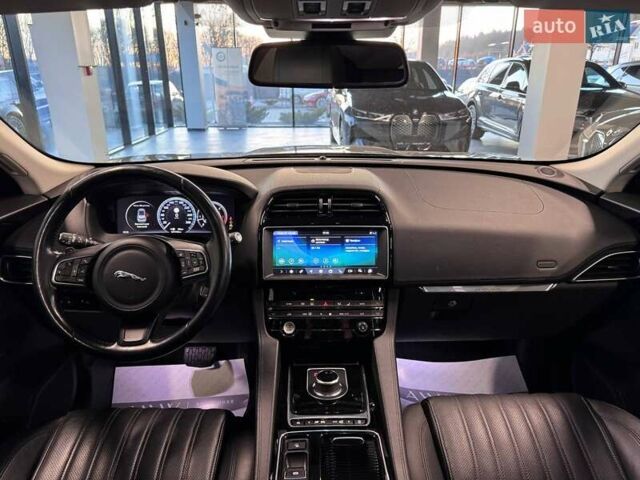 Серый Ягуар Ф-Пейс, объемом двигателя 3 л и пробегом 161 тыс. км за 27900 $, фото 41 на Automoto.ua