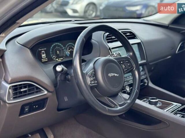 Серый Ягуар Ф-Пейс, объемом двигателя 2 л и пробегом 164 тыс. км за 25400 $, фото 9 на Automoto.ua