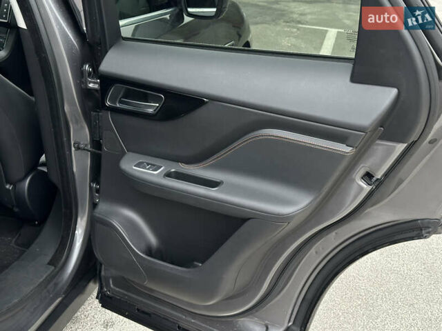 Сірий Ягуар Ф-Пейс, об'ємом двигуна 3 л та пробігом 108 тис. км за 19999 $, фото 46 на Automoto.ua