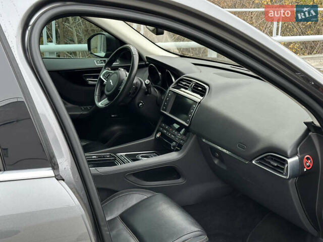 Серый Ягуар Ф-Пейс, объемом двигателя 3 л и пробегом 109 тыс. км за 20990 $, фото 50 на Automoto.ua