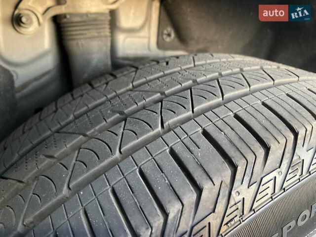 Серый Ягуар Ф-Пейс, объемом двигателя 2 л и пробегом 196 тыс. км за 16500 $, фото 17 на Automoto.ua