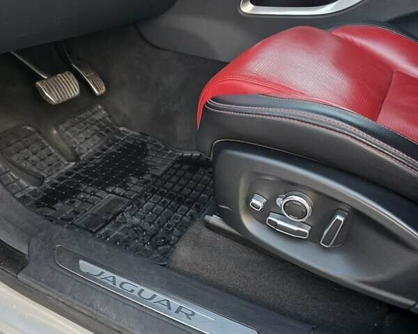 Серый Ягуар Ф-Пейс, объемом двигателя 2 л и пробегом 178 тыс. км за 22500 $, фото 18 на Automoto.ua