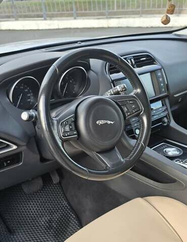 Сірий Ягуар Ф-Пейс, об'ємом двигуна 2 л та пробігом 118 тис. км за 22500 $, фото 14 на Automoto.ua