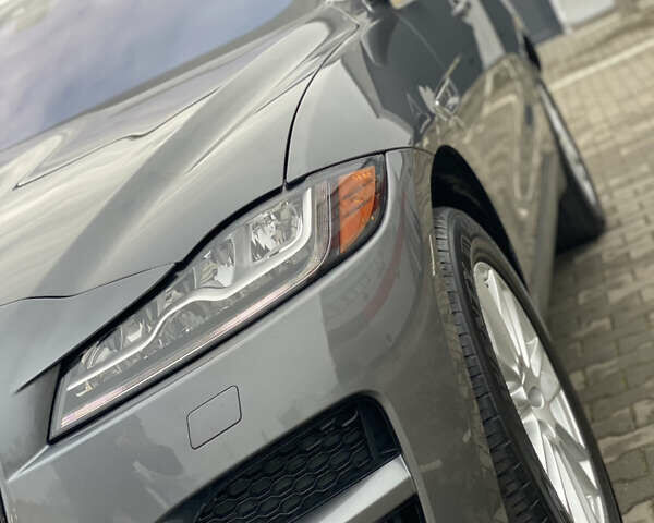 Сірий Ягуар Ф-Пейс, об'ємом двигуна 2 л та пробігом 171 тис. км за 17999 $, фото 16 на Automoto.ua