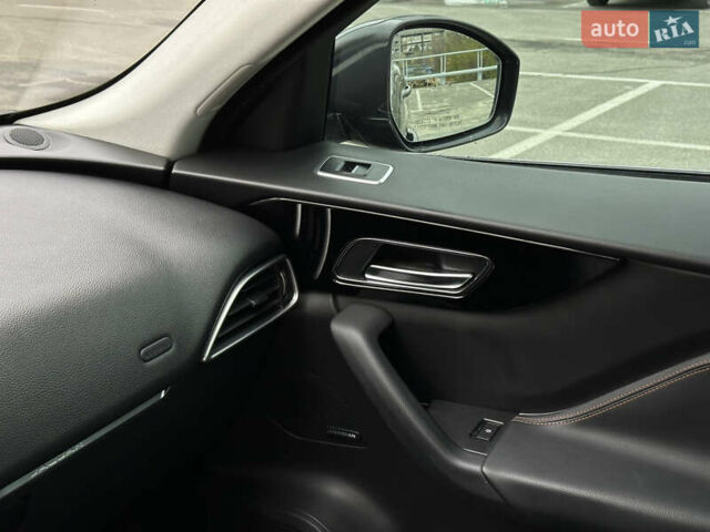 Серый Ягуар Ф-Пейс, объемом двигателя 3 л и пробегом 109 тыс. км за 20990 $, фото 36 на Automoto.ua