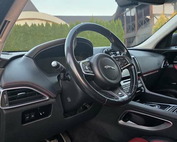 Серый Ягуар Ф-Пейс, объемом двигателя 2 л и пробегом 178 тыс. км за 22500 $, фото 17 на Automoto.ua