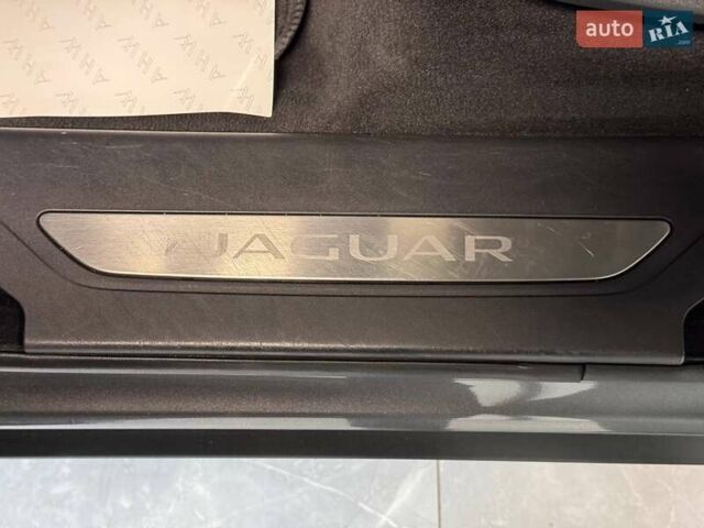 Серый Ягуар Ф-Пейс, объемом двигателя 3 л и пробегом 161 тыс. км за 27900 $, фото 28 на Automoto.ua