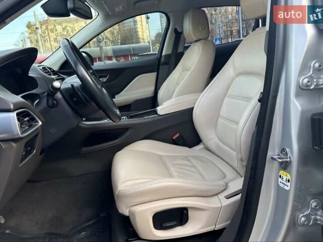 Серый Ягуар Ф-Пейс, объемом двигателя 2 л и пробегом 156 тыс. км за 26500 $, фото 4 на Automoto.ua