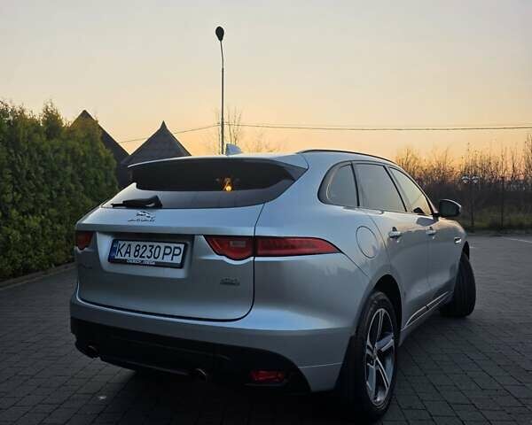 Серый Ягуар Ф-Пейс, объемом двигателя 2 л и пробегом 178 тыс. км за 22500 $, фото 2 на Automoto.ua