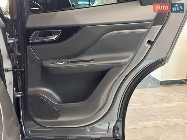 Серый Ягуар Ф-Пейс, объемом двигателя 3 л и пробегом 161 тыс. км за 27900 $, фото 33 на Automoto.ua