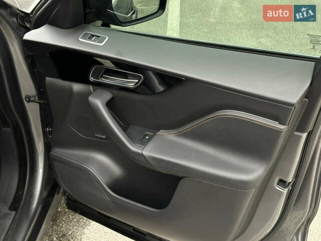 Сірий Ягуар Ф-Пейс, об'ємом двигуна 3 л та пробігом 108 тис. км за 19999 $, фото 41 на Automoto.ua