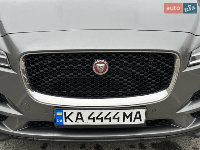 Серый Ягуар Ф-Пейс, объемом двигателя 3 л и пробегом 109 тыс. км за 20990 $, фото 14 на Automoto.ua