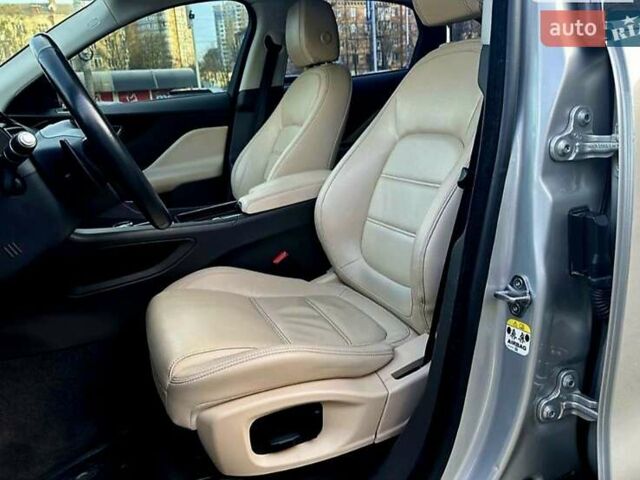 Серый Ягуар Ф-Пейс, объемом двигателя 2 л и пробегом 156 тыс. км за 26500 $, фото 5 на Automoto.ua