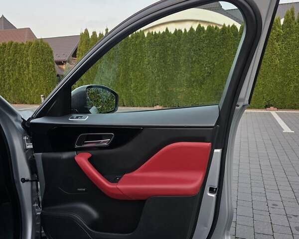 Серый Ягуар Ф-Пейс, объемом двигателя 2 л и пробегом 178 тыс. км за 22500 $, фото 20 на Automoto.ua