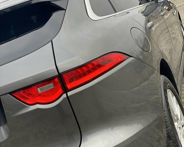 Сірий Ягуар Ф-Пейс, об'ємом двигуна 2 л та пробігом 171 тис. км за 17999 $, фото 13 на Automoto.ua