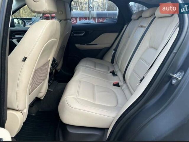 Серый Ягуар Ф-Пейс, объемом двигателя 2 л и пробегом 156 тыс. км за 26500 $, фото 6 на Automoto.ua