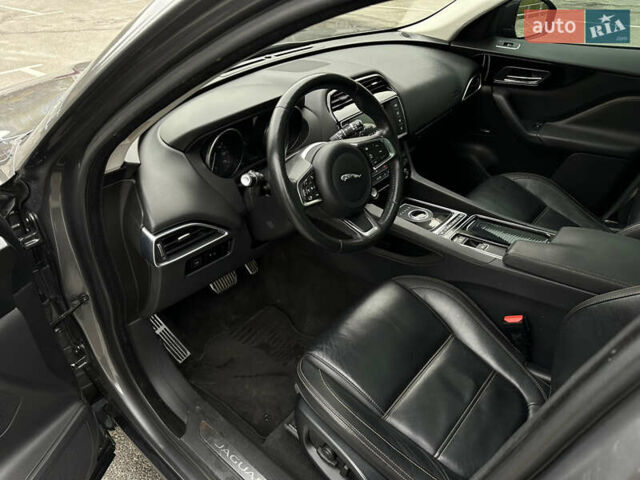 Серый Ягуар Ф-Пейс, объемом двигателя 3 л и пробегом 109 тыс. км за 20990 $, фото 23 на Automoto.ua