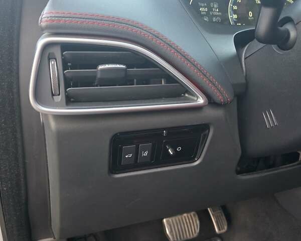 Серый Ягуар Ф-Пейс, объемом двигателя 2 л и пробегом 178 тыс. км за 22500 $, фото 16 на Automoto.ua