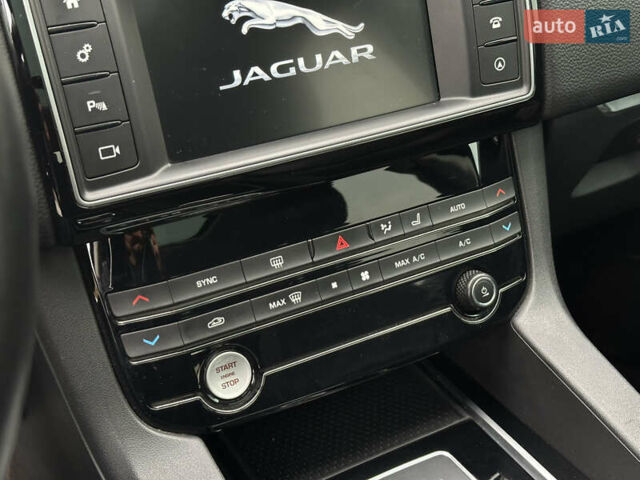 Сірий Ягуар Ф-Пейс, об'ємом двигуна 3 л та пробігом 108 тис. км за 19999 $, фото 27 на Automoto.ua