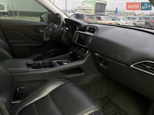 Сірий Ягуар Ф-Пейс, об'ємом двигуна 2 л та пробігом 171 тис. км за 17999 $, фото 38 на Automoto.ua