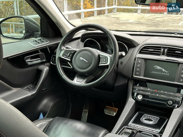 Серый Ягуар Ф-Пейс, объемом двигателя 3 л и пробегом 109 тыс. км за 20990 $, фото 21 на Automoto.ua