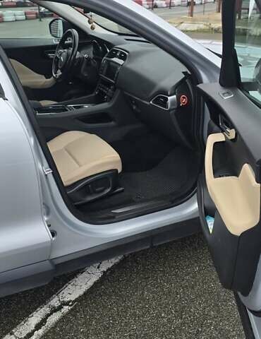 Сірий Ягуар Ф-Пейс, об'ємом двигуна 2 л та пробігом 118 тис. км за 22500 $, фото 16 на Automoto.ua