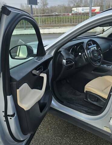 Сірий Ягуар Ф-Пейс, об'ємом двигуна 2 л та пробігом 118 тис. км за 22500 $, фото 11 на Automoto.ua