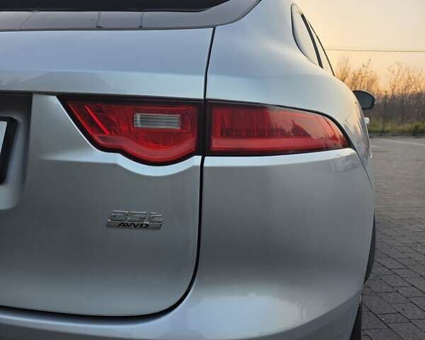 Серый Ягуар Ф-Пейс, объемом двигателя 2 л и пробегом 178 тыс. км за 22500 $, фото 4 на Automoto.ua